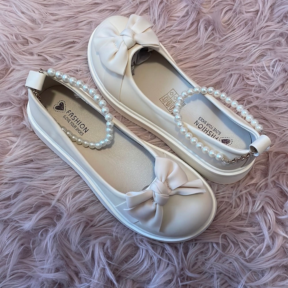 Cute shoe with a bow and pearl anklet